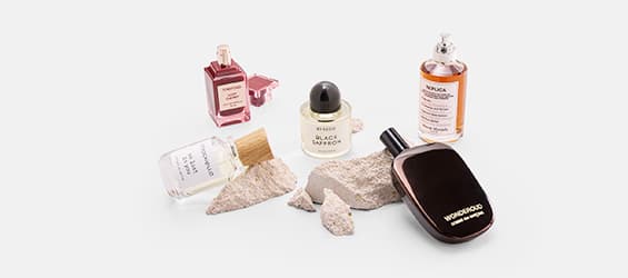 Collection de parfums élégants disposés sur des pierres naturelles