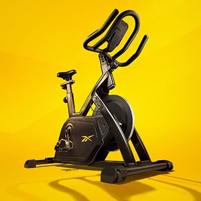 Schwarzes Fitnessbike mit hohem Lenker und Sattel vor gelbem Hintergrund