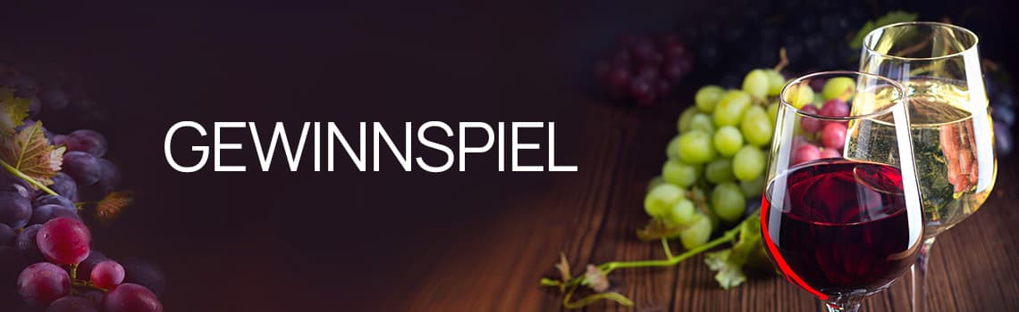 Gewinnspiel – zwei Gläser Rot- und Weißwein vor Trauben auf Holztisch
