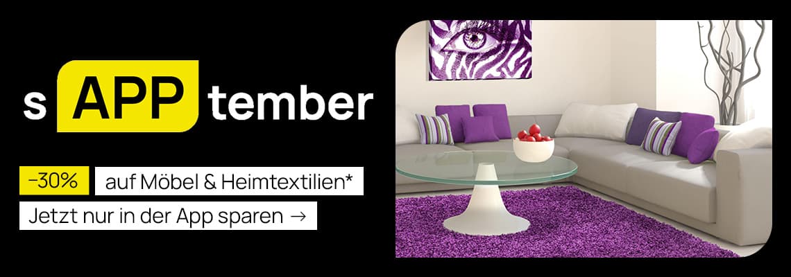 -30 % auf Möbel und Heimtextilien – modernes Wohnzimmer mit grauem Sofa, lila Teppich und Glastisch