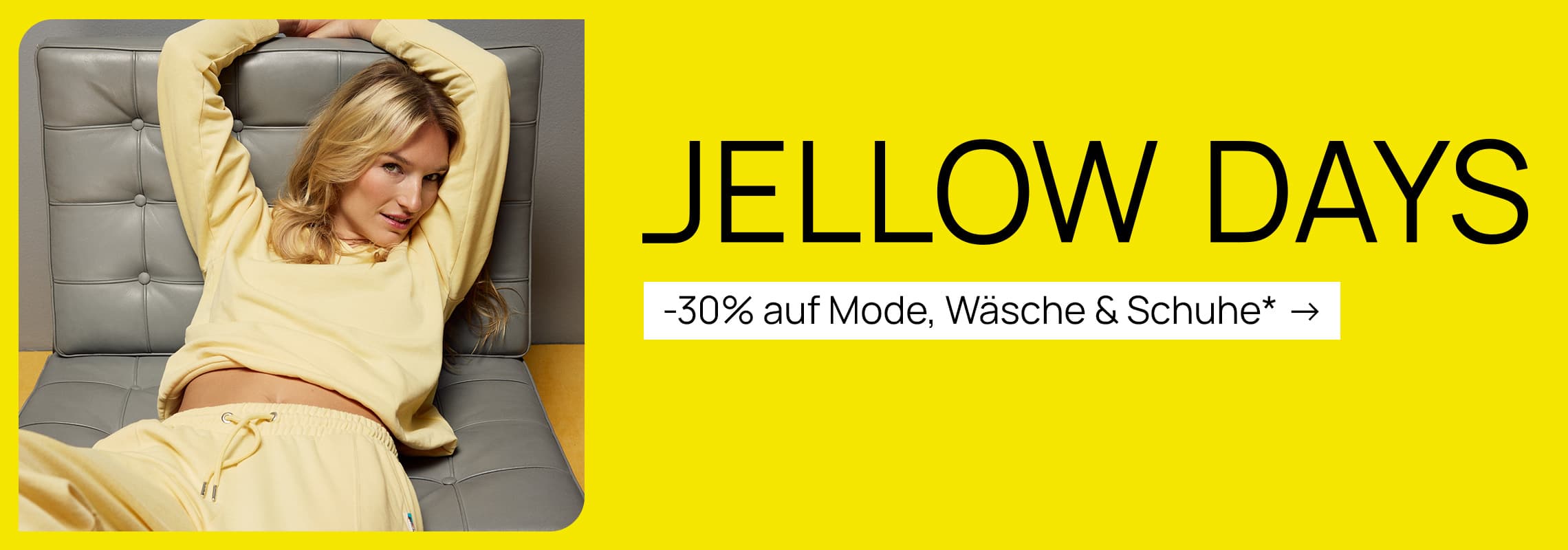 Jellow Days – 30 % auf Mode, Wäsche und Schuhe – Frau in gelbem Outfit liegt entspannt auf grauem Sofa