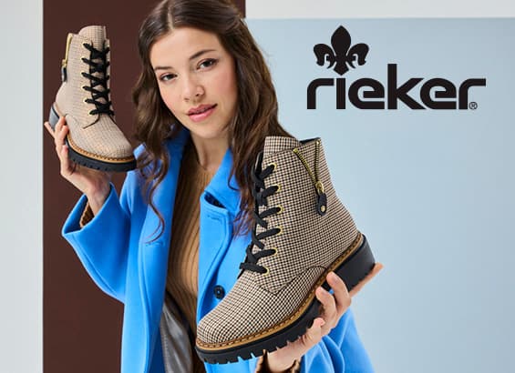 rieker Logo – Frau im blauen Mantel hält ein Paar knöchelhohe Schnürstiefel in die Kamera