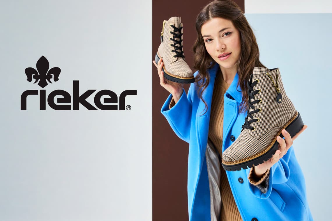 rieker Logo links – Frau im blauen Mantel hält paar karierte Stiefeletten vor zweigeteiltem Hintergrund