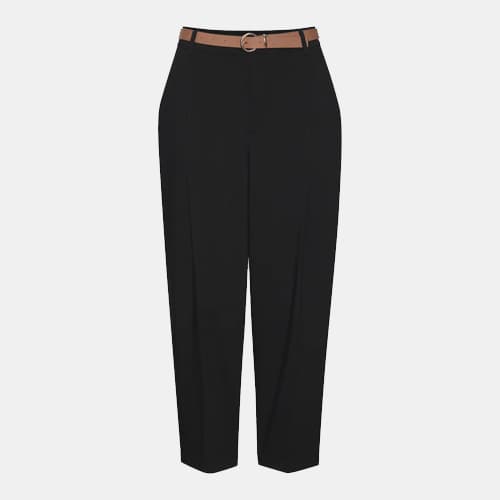 Schwarze Damenhose mit hoher Taille und braunem Gürtel mit runder Schnalle, frontal vor hellem Hintergrund