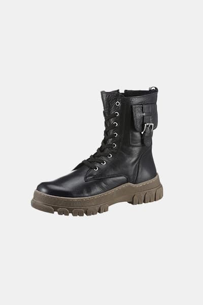 Schwarzer Stiefel mit brauner Sohle, Schnürsenkeln und kleiner Tasche am Schaft