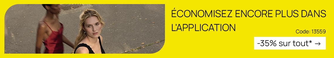 Économisez encore plus dans l'application – Code: 13559 – -35% sur tout – Deux femmes marchant, l'une en robe rouge, l'autre en haut noir