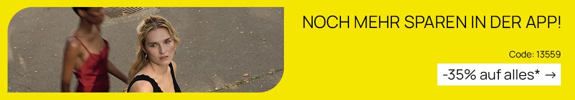 Noch mehr sparen in der App! Code: 13559 -35% auf alles* – Zwei Frauen, eine im roten und eine im schwarzen Kleid, gehen draußen spazieren.