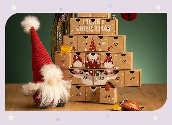 Merry Christmas – Adventskalender in Baumform mit Zahlen und kleinen Türen, davor sitzt ein Plüsch-Wichtel mit roter Mütze