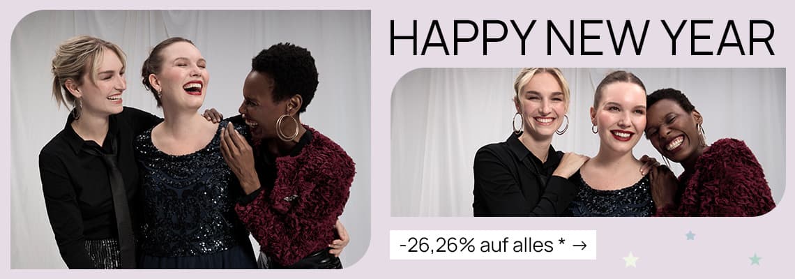 HAPPY NEW YEAR -26,26 % auf alles – Drei Menschen in festlicher Kleidung stehen zusammen und lächeln.