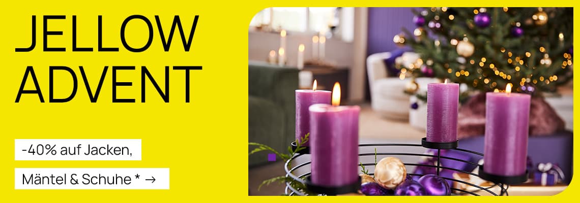 -40 % auf Jacken, Mäntel & Schuhe – Adventskranz mit violetten Kerzen, Weihnachtsbaum im Hintergrund