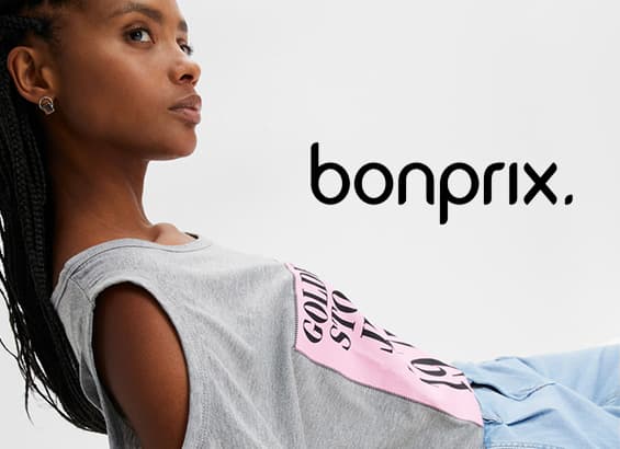 Bonprix – Femme allongée, portant un débardeur gris avec un imprimé rose, face au logo Bonprix.