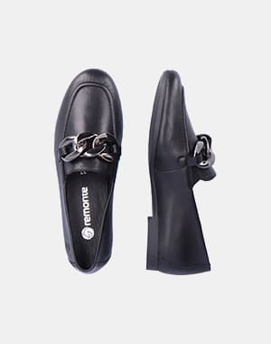Chaussures noires Remonte avec chaîne décorative, vue de dessus et de côté.
