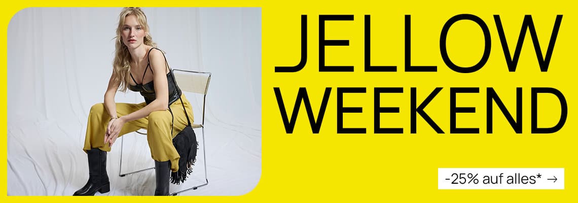 Jellow Weekend – 25 % auf alles – Frau in gelbem Outfit sitzt seitlich auf Stuhl vor hellem Hintergrund