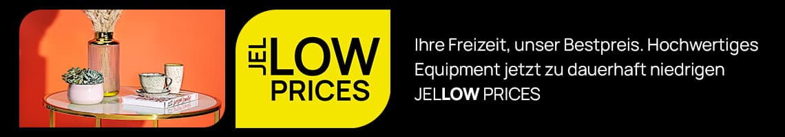 Ihre Freizeit, unser Bestpreis – JELLOW PRICES neben rundem Tisch mit Deko vor orangefarbener Wand