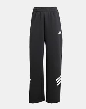 Schwarze weite Trainingshose mit elastischem Bund und weißen Adidas-Streifen an einem Bein