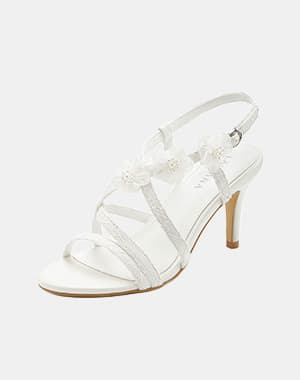 Eleganter weißer Sandaletten-Absatzschuh mit schmalen Riemen und drei Blütenverzierungen auf dem Spann