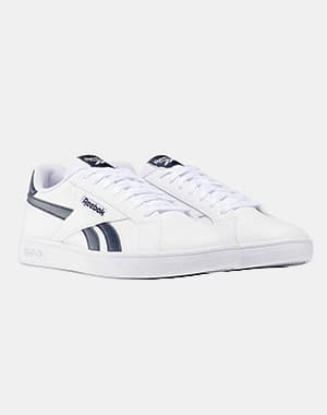 Baskets Reebok blanches à logo et bandes latérales bleu marine, lacets blancs, vues de trois quarts