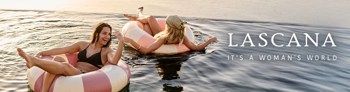 LASCANA – IT’S A WOMAN’S WORLD, deux femmes en maillot sur bouées rondes dans l’eau au coucher de soleil