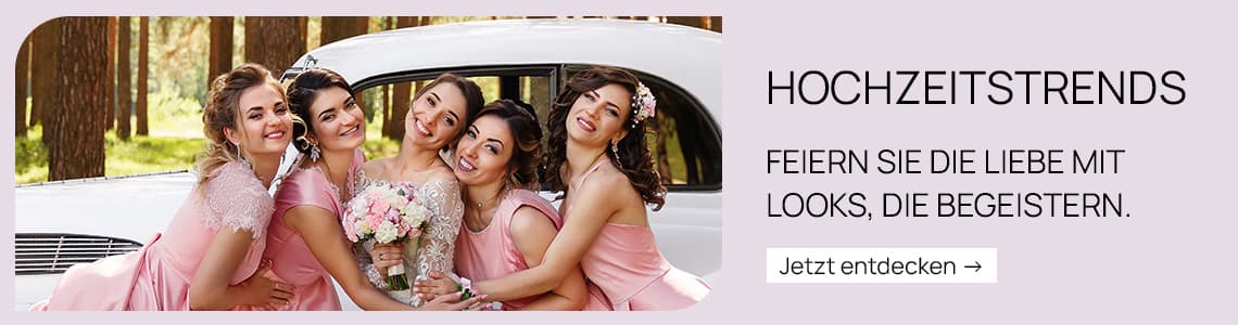 Hochzeitstrends – Braut und Freundinnen in rosa Kleidern sitzen lachend vor einem weißen Auto im Wald