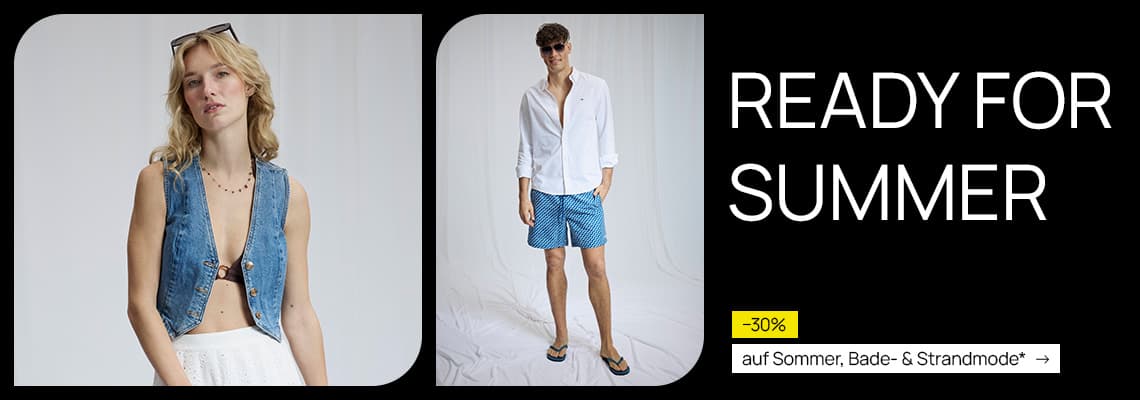 -30 % auf Sommer-, Bade- & Strandmode – Frau im offenen Jeans-Top und Mann in Hemd mit Badeshorts vor hellem Hintergrund