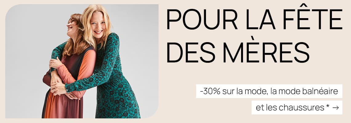 Pour la fête des mères – -30 % sur la mode, la mode balnéaire et les chaussures, deux femmes posent en robes longues