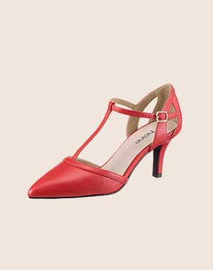 Escarpin rouge à talon fin avec bride en T et petite boucle, vu de trois quarts