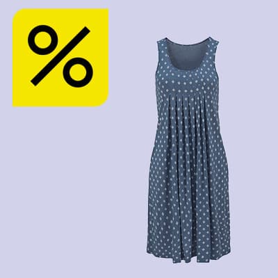 Prozentzeichen für Rabatt – ärmelloses, knielanges Kleid mit kleinem Muster auf hellem Hintergrund