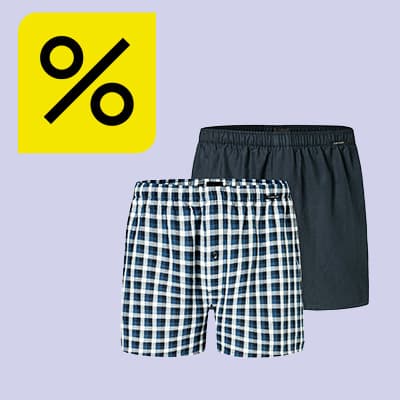 Prozentzeichen für Angebot – zwei Herren-Boxershorts, vorne kariert in Blau-Weiß, hinten einfarbig dunkel