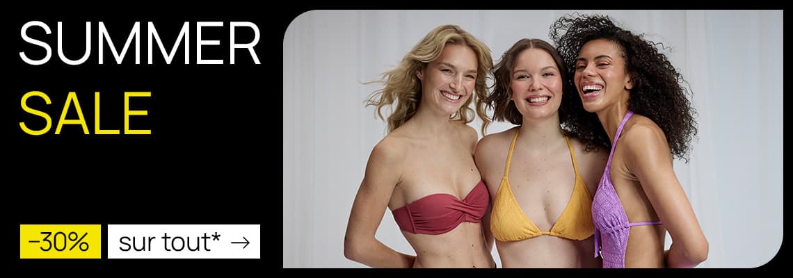 SUMMER SALE -30 % sur tout* – Trois personnes en bikinis colorés posent ensemble devant un fond clair