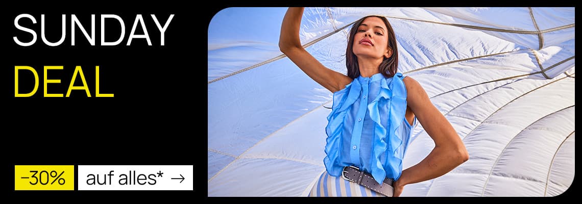 SUMMER SALE – Bis zu –50 % reduziert – Frauen in gelben und schwarzen Bikinis vor schwarzem Hintergrund