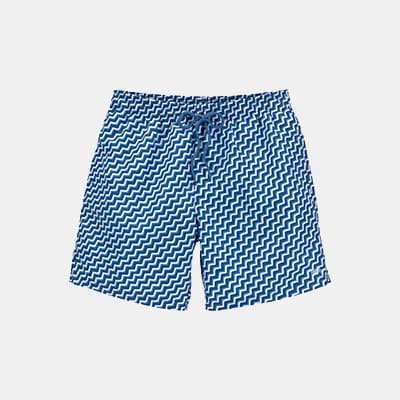 Short de bain bleu à motif zigzag blanc, cordon de serrage à la taille, présenté de face sur fond clair