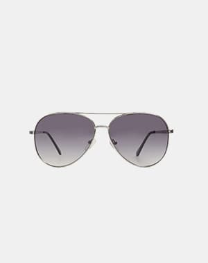 Aviator-Sonnenbrille mit dunklen, nach unten heller werdenden Gläsern vor weissem Hintergrund