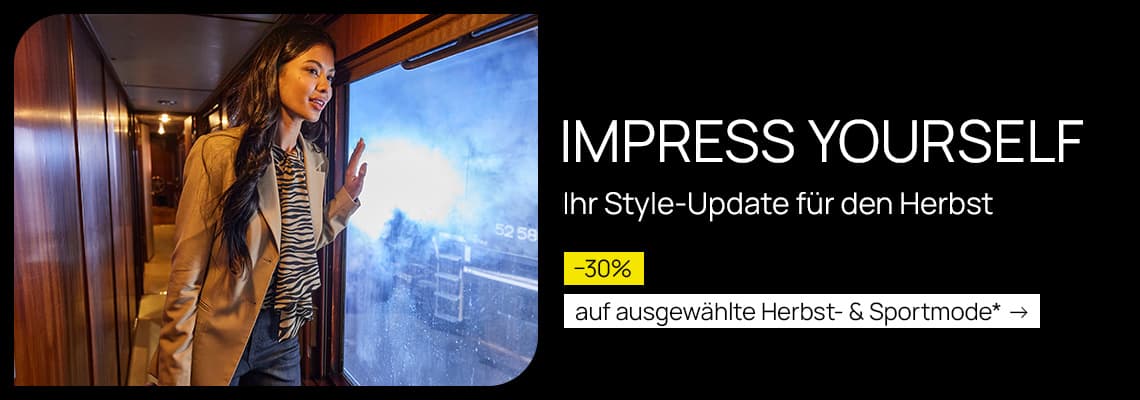 -30 % auf ausgewählte Herbst- & Sportmode – Frau im Zug blickt im Herbstoutfit aus dem Fenster