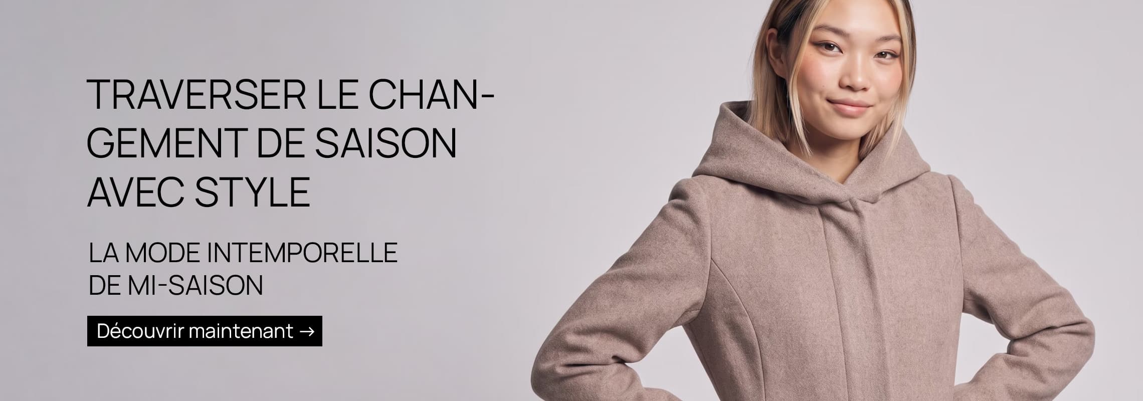 Traverser le changement de saison avec style – Personne debout en manteau à capuche, mains sur les hanches