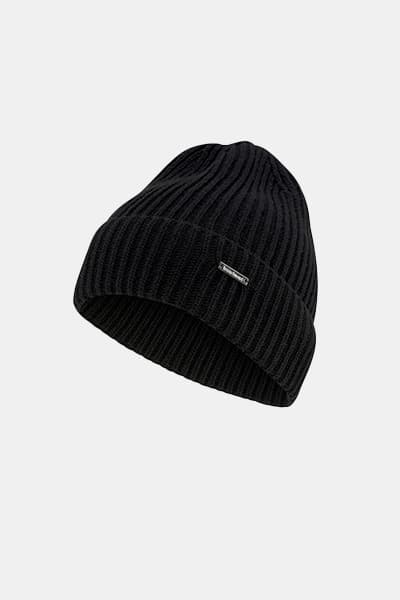 Schwarze Strickmütze mit geripptem Muster und kleinem Label auf dem umgeschlagenen Rand