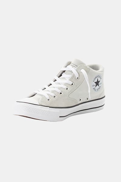 Grauer Converse All Star Sneaker mit weißen Schnürsenkeln und schwarzem Logo auf der Seite, seitlich fotografiert