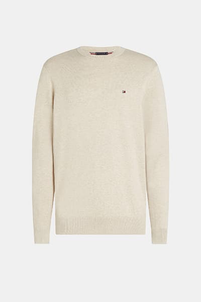 Beiger Pullover mit Rundhalsausschnitt und kleinem Logo auf der Brust, frontal abgebildet