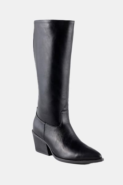 Schwarzer Stiefel mit brauner Sohle, Schnürsenkeln und kleiner Tasche am Schaft