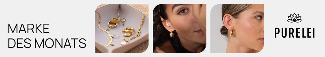 MARKE DES MONATS – PURELEI, goldene Ohrringe und Halsketten auf Schmucktablett, Frau trägt goldenen Ohrring