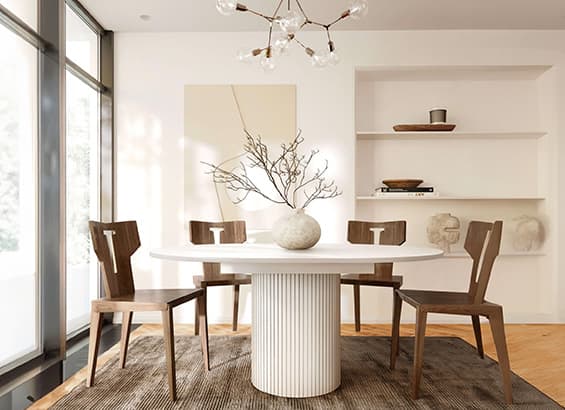 Modern Esszimmer mit rundem Tisch, Holzstühlen und dekorativem Ast in Vase auf Teppich