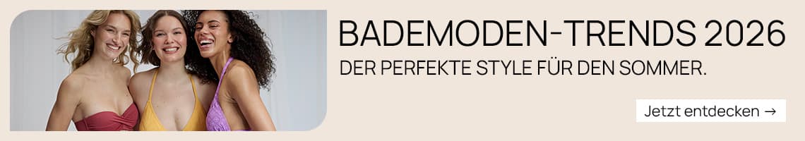 BADEMODEN-TRENDS 2026 – drei Frauen in bunten Badeanzügen stehen nebeneinander, daneben Button „Jetzt entdecken“
