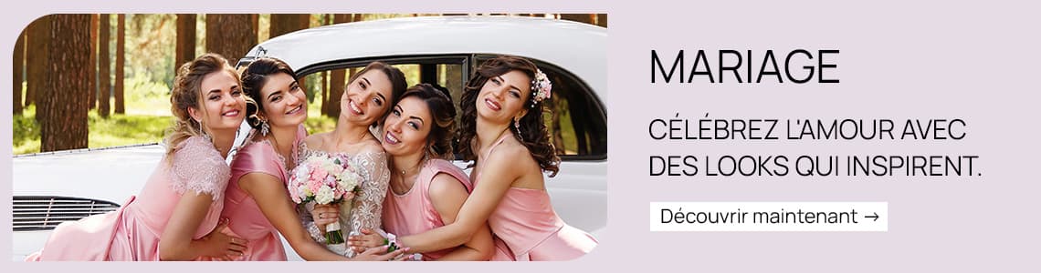 Hochzeitstrends – Braut und Freundinnen in rosa Kleidern sitzen lachend vor einem weißen Auto im Wald