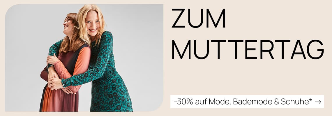 Zum Muttertag – 30 % auf Mode, Bademode und Schuhe – zwei Frauen umarmen sich in gemusterten Kleidern
