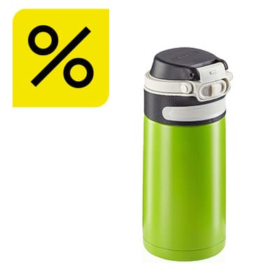 Prozentzeichen für Rabatt – grüne Trinkflasche mit schwarzem Deckel vor weißem Hintergrund